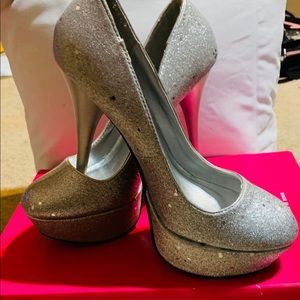 Glitter silver pumps